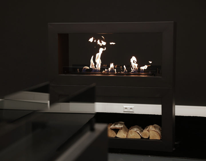 Bioethanol Standkamin Standofen HOME 120 von WildFlame als Raumteiler in Ausstellungsraum frontal mit Flammen und Glas